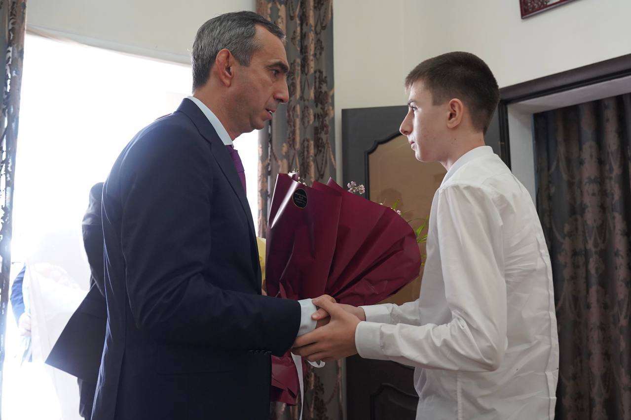 Заур Эминов навестил семью погибшего в зоне СВО бойца из села Герга